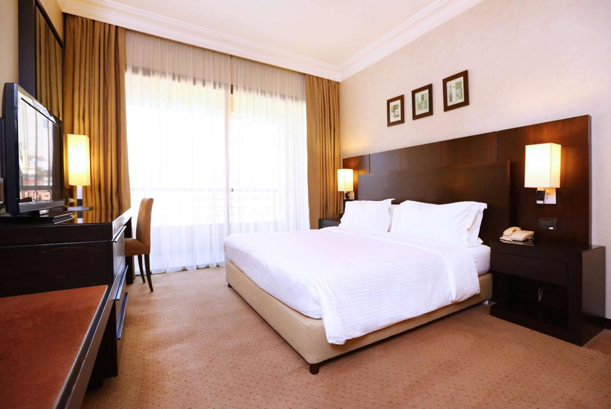 Hotel Ramada Plaza By Wyndham Beirut Raouche Exterior foto