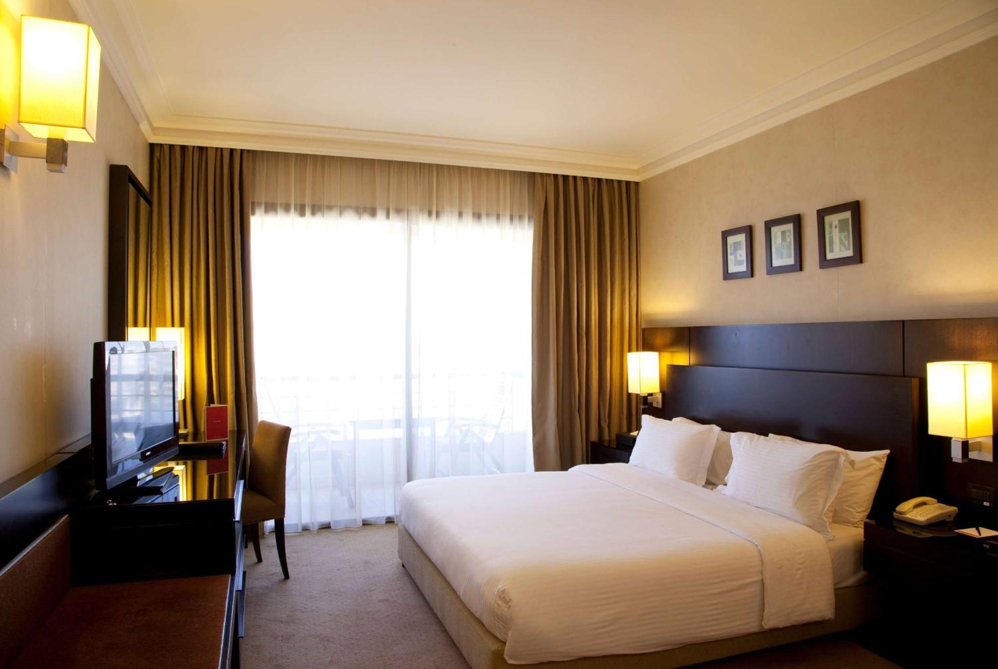Hotel Ramada Plaza By Wyndham Beirut Raouche Exterior foto