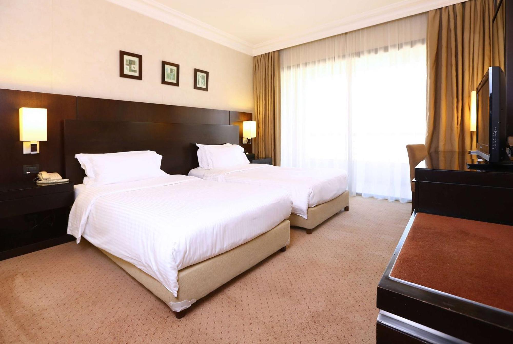 Hotel Ramada Plaza By Wyndham Beirut Raouche Exterior foto