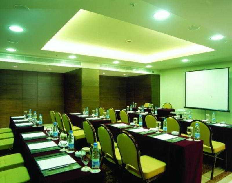 Hotel Ramada Plaza By Wyndham Beirut Raouche Exterior foto