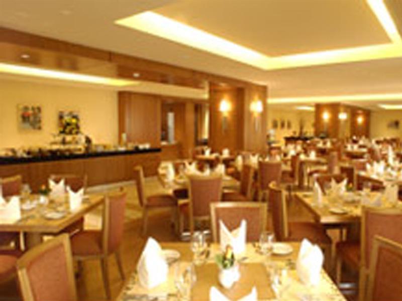 Hotel Ramada Plaza By Wyndham Beirut Raouche Exterior foto