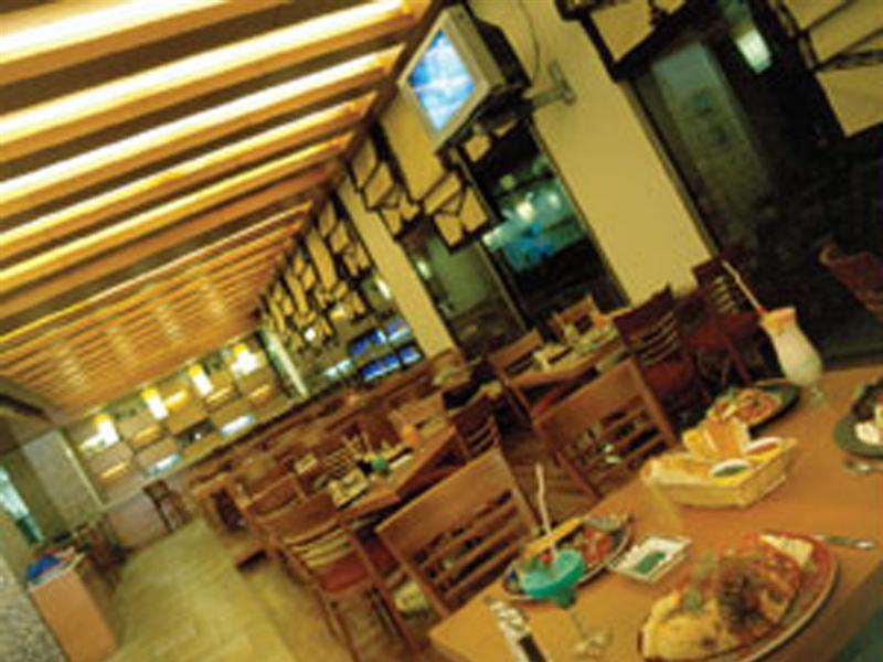 Hotel Ramada Plaza By Wyndham Beirut Raouche Exterior foto