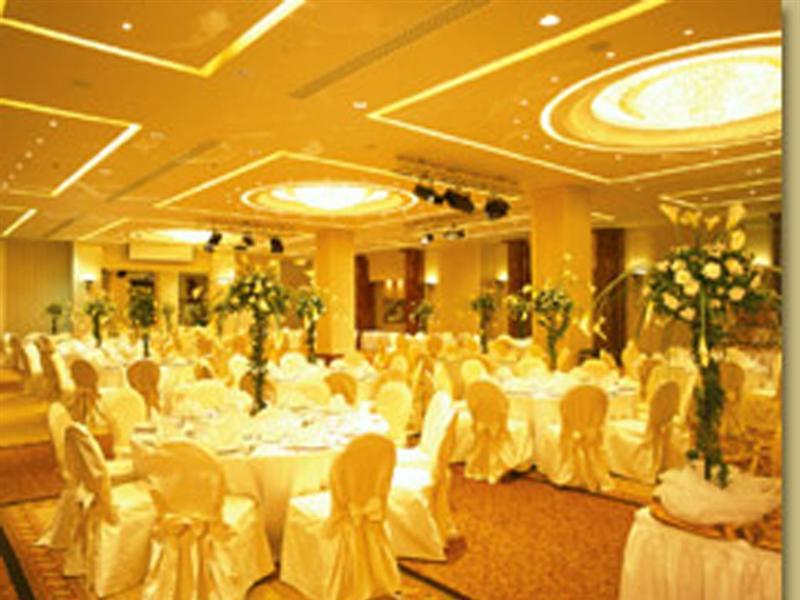 Hotel Ramada Plaza By Wyndham Beirut Raouche Exterior foto