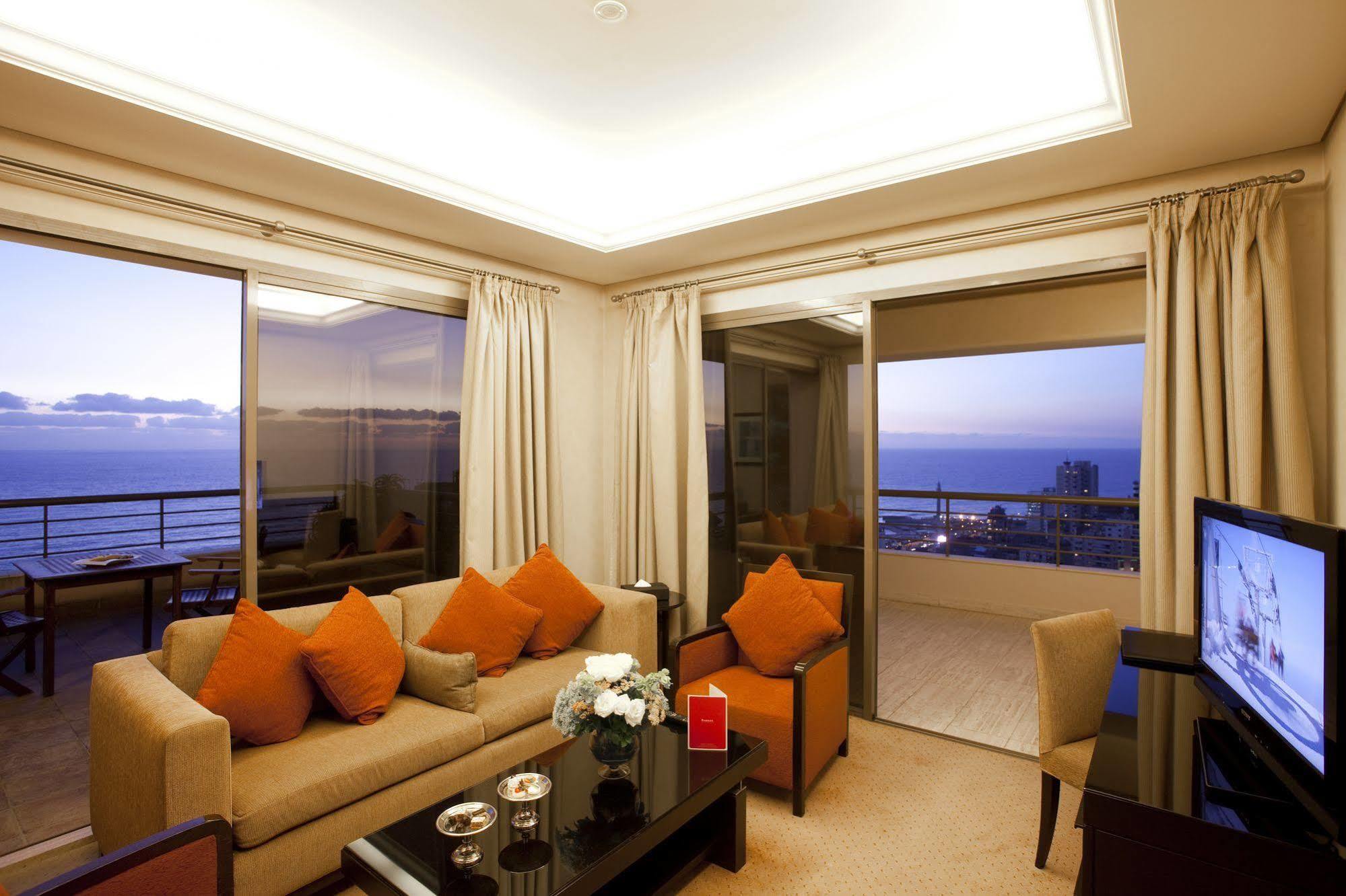 Hotel Ramada Plaza By Wyndham Beirut Raouche Exterior foto