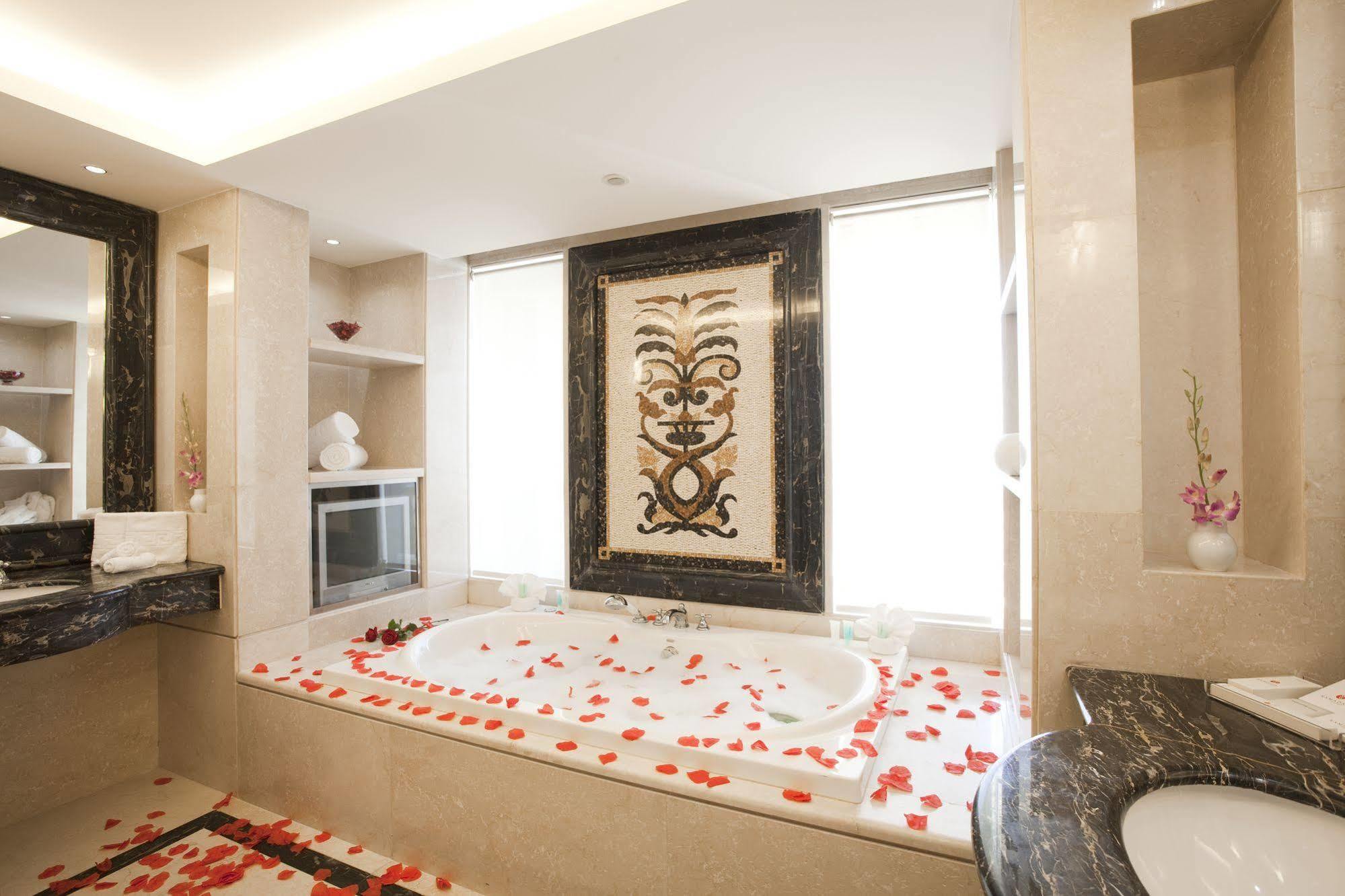 Hotel Ramada Plaza By Wyndham Beirut Raouche Exterior foto