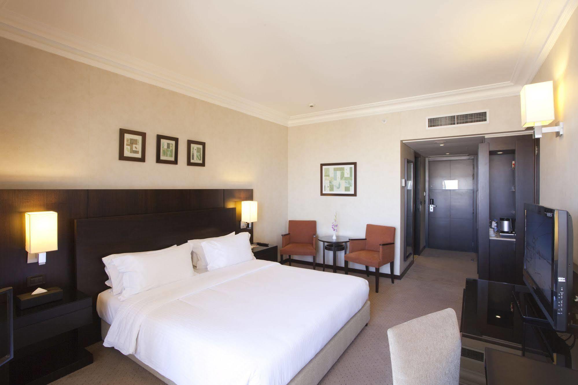 Hotel Ramada Plaza By Wyndham Beirut Raouche Exterior foto