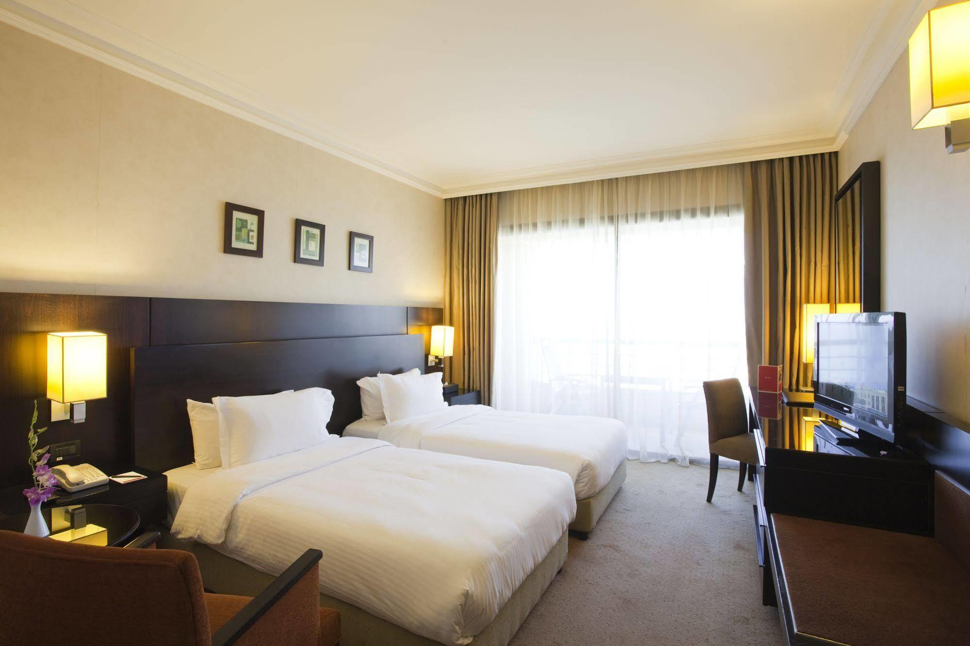 Hotel Ramada Plaza By Wyndham Beirut Raouche Exterior foto